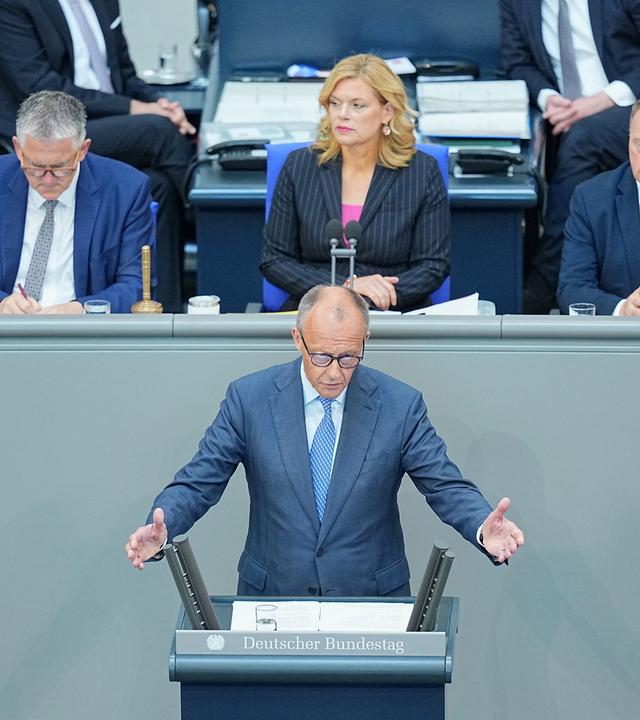 Bundeskanzler Merz hat in seiner Regierungserklärung die Bürger auf weitere Reformen eingeschworen.