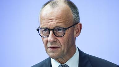 Bundeskanzler Merz schrieb nach dem Spiel auf X, man sei  trotz des Ausscheidens "stolz" auf die deutsche Mannschaft - und erntet viele irritierte Reaktionen.