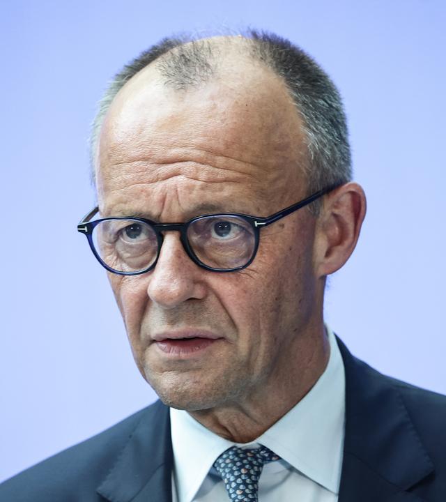 Bundeskanzler Merz schrieb nach dem Spiel auf X, man sei  trotz des Ausscheidens "stolz" auf die deutsche Mannschaft - und erntet viele irritierte Reaktionen.