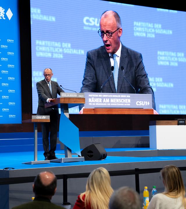 Bundeskanzler Merz hält eine Rede auf dem CSU-Parteitag.