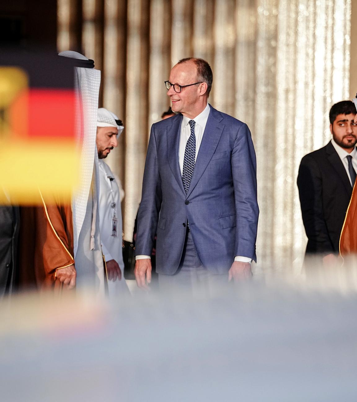 Bundeskanzler Friedrich Merz (CDU) kommt auf dem Internationalen Flughafen in Abu Dhabi an.