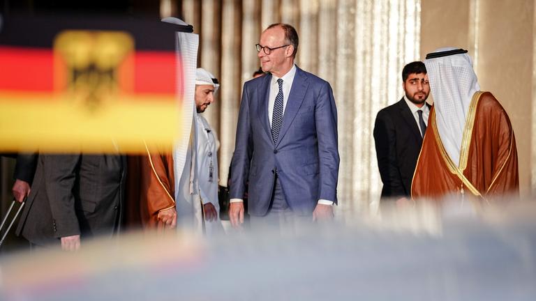 Bundeskanzler Friedrich Merz (CDU) kommt auf dem Internationalen Flughafen in Abu Dhabi an.