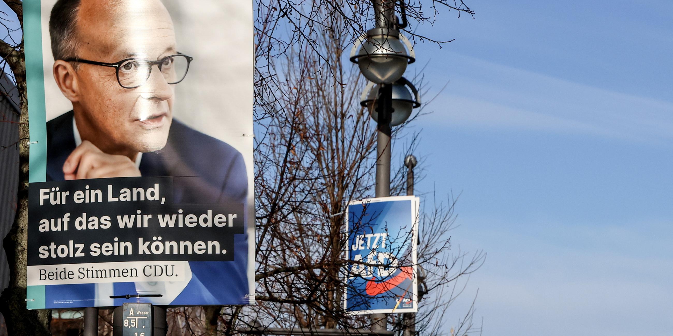 Wahlplakte der CDU und der AfD