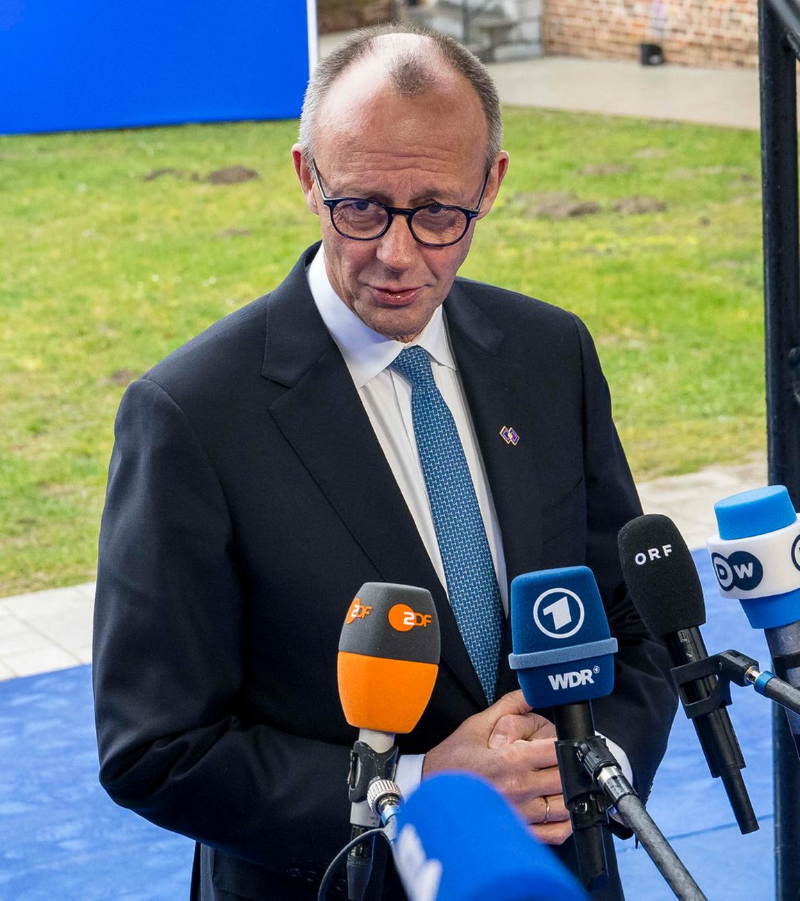 Friedrich Merz (R), Bundeskanzler Deutschlands, und Emmanuel Macron (L), Präsident Frankreichs, treffen am 12. Februar 2026 zum informellen EU-Gipfel im Schloss Alden Biesen in Bilzen, Belgien, ein.