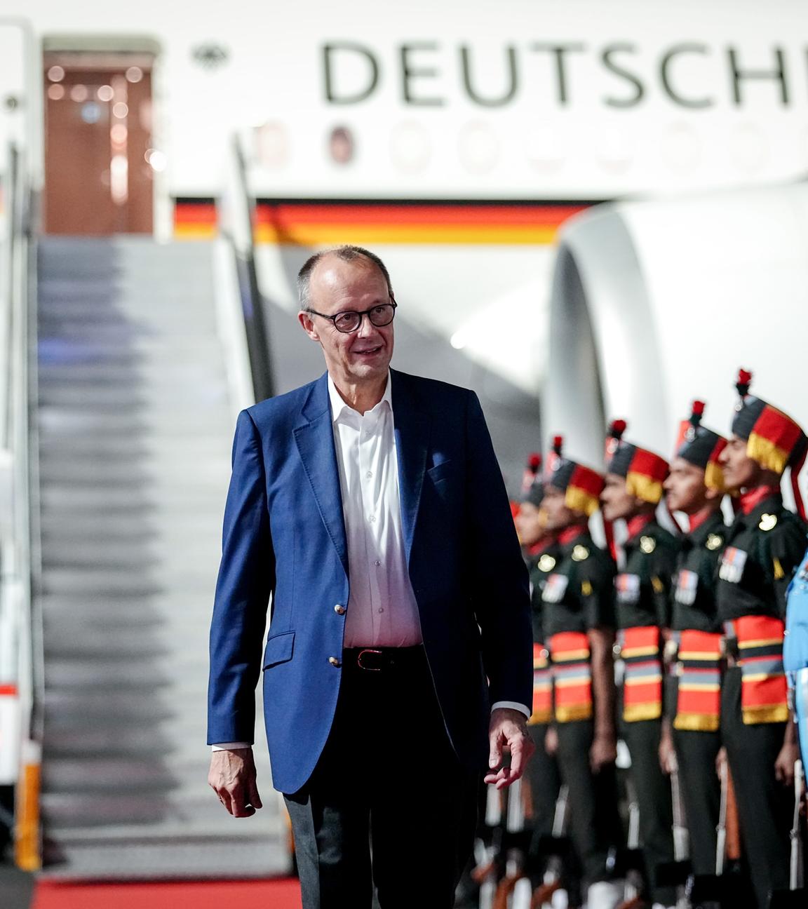 Bundeskanzler Friedrich Merz (CDU) kommt auf dem Internationalen Sardar Vallabhbhai Patel Flughafen in Ahmedabad mit dem Airbus A350 der Luftwaffe an. 