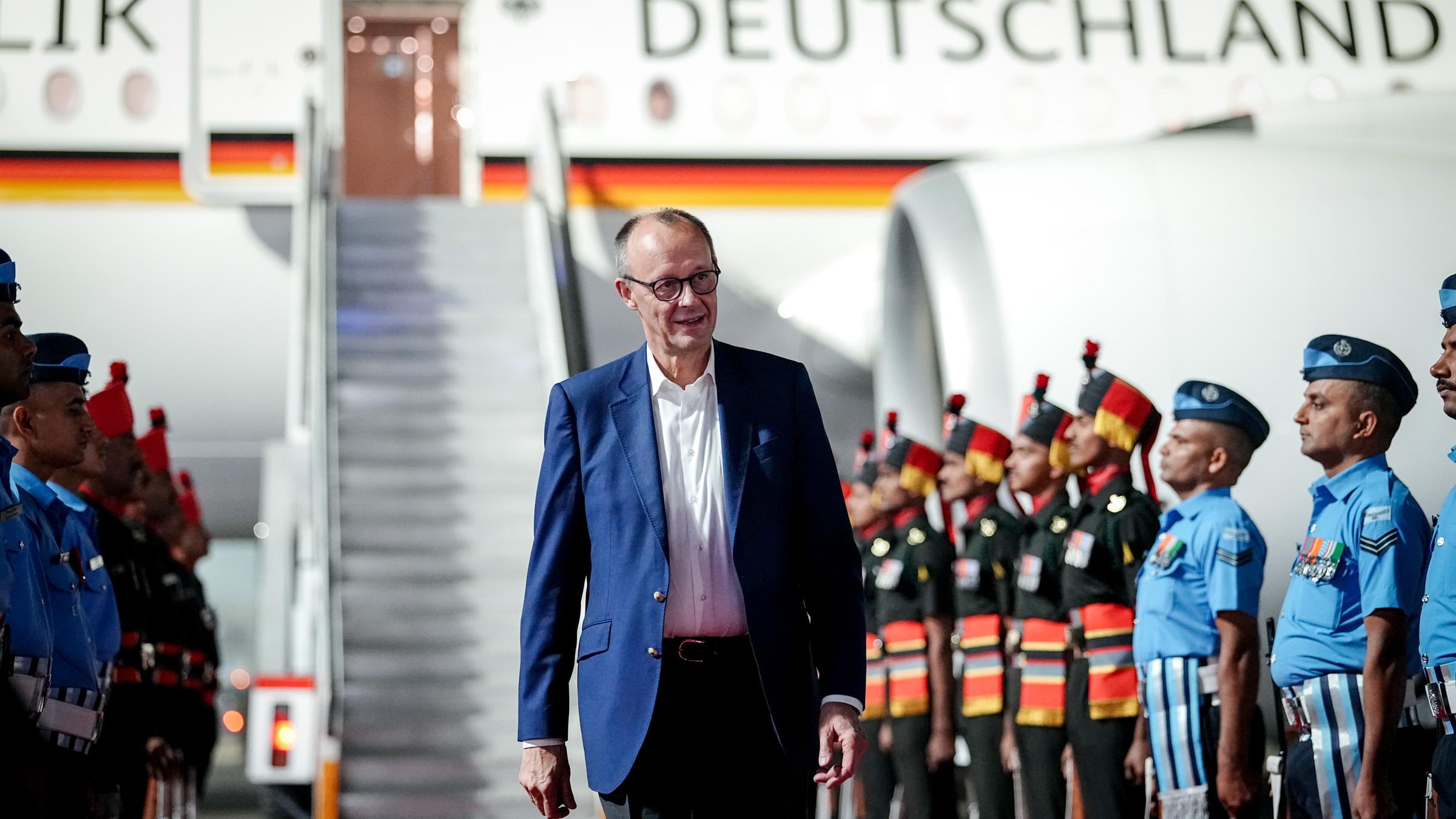 Bundeskanzler Friedrich Merz (CDU) kommt auf dem Internationalen Sardar Vallabhbhai Patel Flughafen in Ahmedabad mit dem Airbus A350 der Luftwaffe an. 