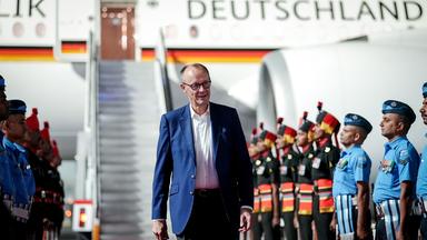 Bundeskanzler Friedrich Merz (CDU) kommt auf dem Internationalen Sardar Vallabhbhai Patel Flughafen in Ahmedabad mit dem Airbus A350 der Luftwaffe an. 