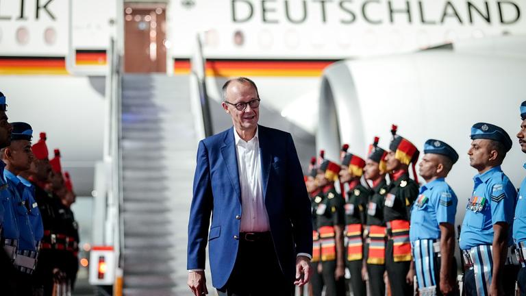 Bundeskanzler Friedrich Merz (CDU) kommt auf dem Internationalen Sardar Vallabhbhai Patel Flughafen in Ahmedabad mit dem Airbus A350 der Luftwaffe an. 