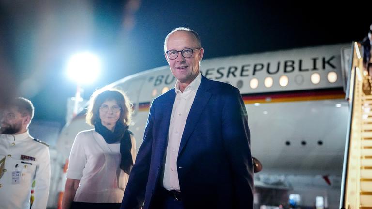 Bundeskanzler Friedrich Merz (CDU) kommt mit dem Airbus A350 der Luftwaffe auf dem Flughafen von Belem für die Weltklimakonferenz COP30 an. 