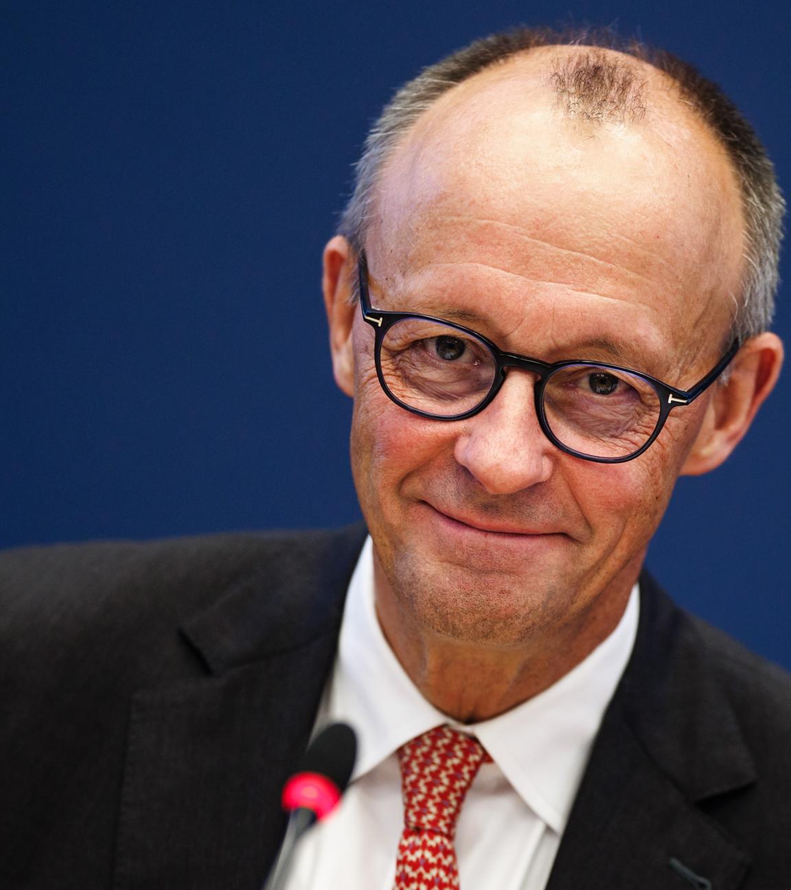 Friedrich Merz schaut in die Kamera.