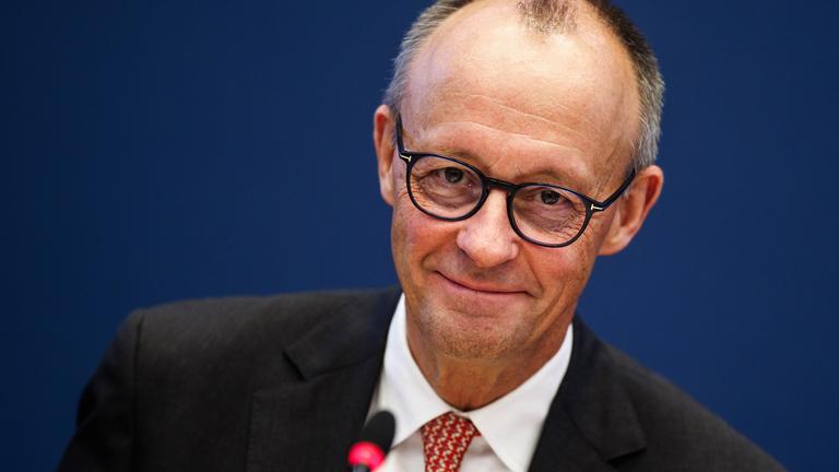 Friedrich Merz schaut in die Kamera.