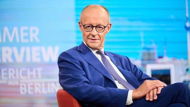 Bundeskanzler Friedrich Merz (CDU) sitzt beim ARD-Sommerinterview "Bericht aus Berlin" im Studio.