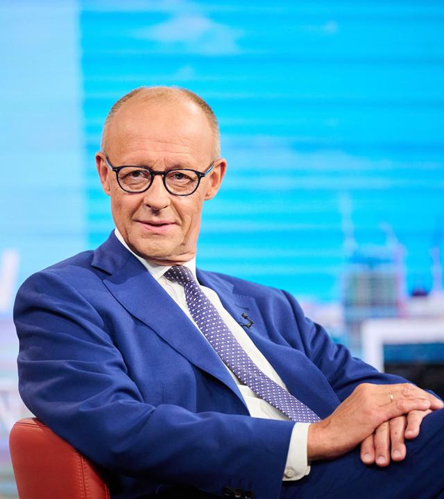 Bundeskanzler Friedrich Merz (CDU) sitzt beim ARD-Sommerinterview "Bericht aus Berlin" im Studio.