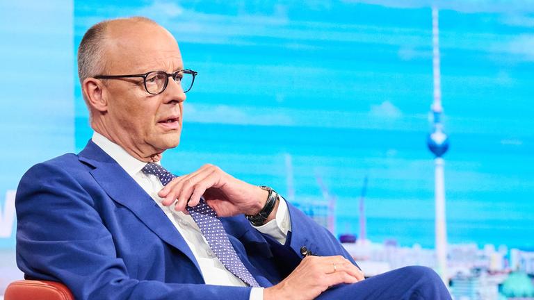  Bundeskanzler Friedrich Merz (CDU) sitzt beim ARD-Sommerinterview "Bericht aus Berlin" im Studio