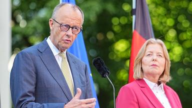 Bundeskanzler Friedrich Merz (CDU) und Bärbel Bas (SPD), Bundesministerin für Arbeit und Soziales, stehen nebeneinander.