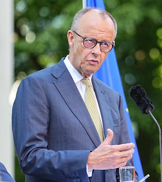 Bundeskanzler Friedrich Merz (CDU) und Bärbel Bas (SPD), Bundesministerin für Arbeit und Soziales, stehen nebeneinander.