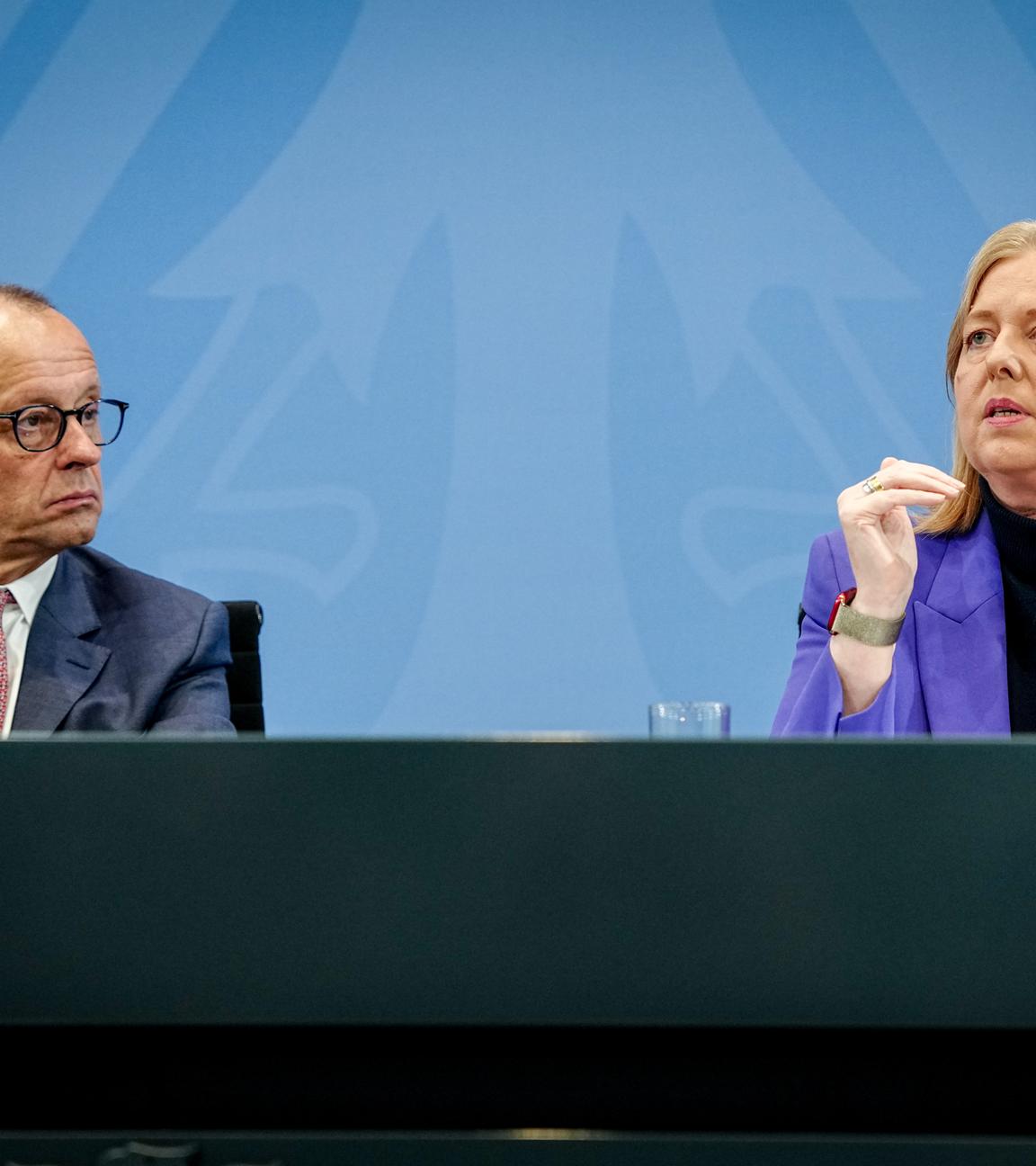 Bundeskanzler Friedrich Merz (CDU) und Bärbel Bas (SPD), Bundesministerin für Arbeit und Soziales und SPD-Parteivorsitzende, geben eine Pressekonferenz nach dem Koalitionsausschuss im Bundeskanzleramt. 