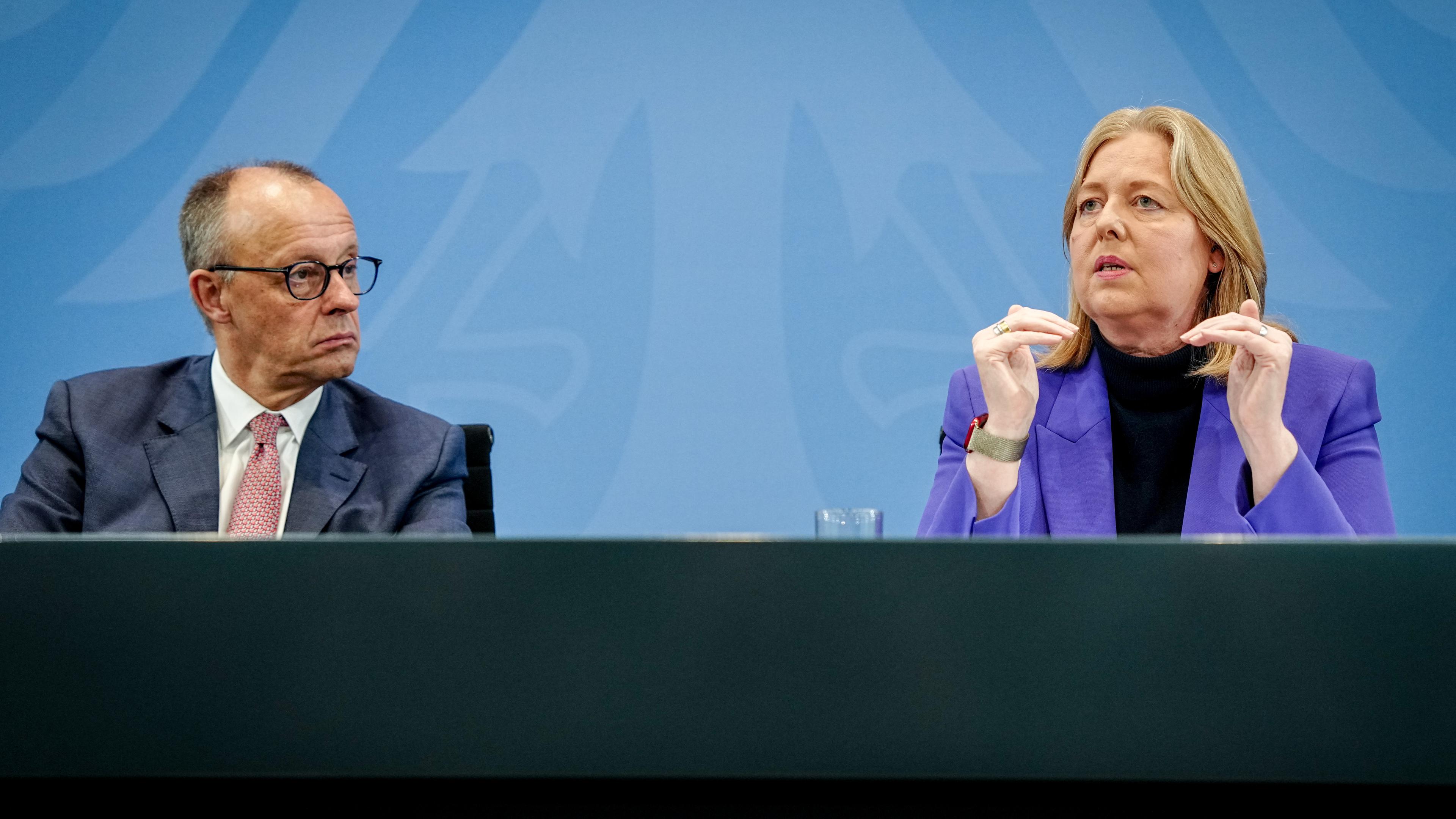 Bundeskanzler Friedrich Merz (CDU) und Bärbel Bas (SPD), Bundesministerin für Arbeit und Soziales und SPD-Parteivorsitzende, geben eine Pressekonferenz nach dem Koalitionsausschuss im Bundeskanzleramt. 