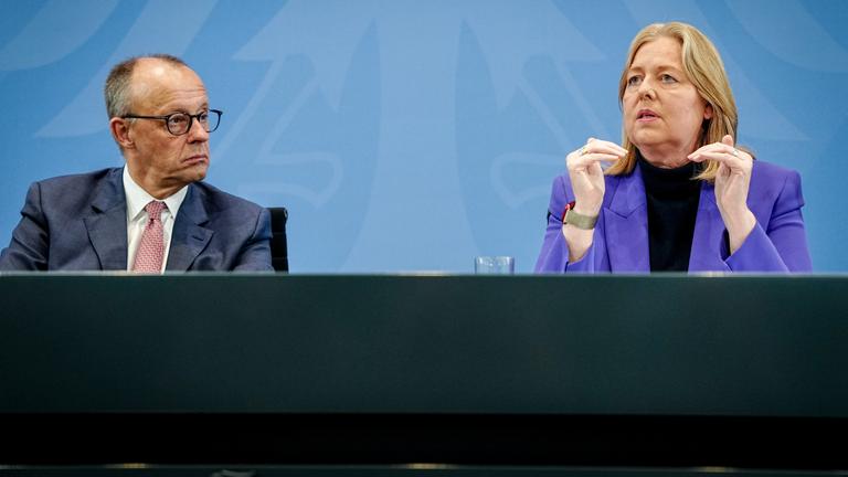 Bundeskanzler Friedrich Merz (CDU) und Bärbel Bas (SPD), Bundesministerin für Arbeit und Soziales und SPD-Parteivorsitzende, geben eine Pressekonferenz nach dem Koalitionsausschuss im Bundeskanzleramt. 