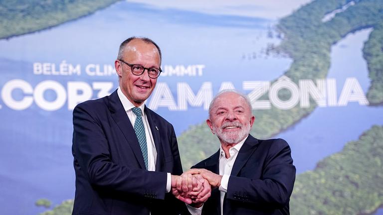 Bundeskanzler Friedrich Merz (CDU, l) trifft bei der Weltklimakonferenz COP30 Luiz Inacio Lula da Silva, Präsident von Brasilien, zu einem Gespräch. 