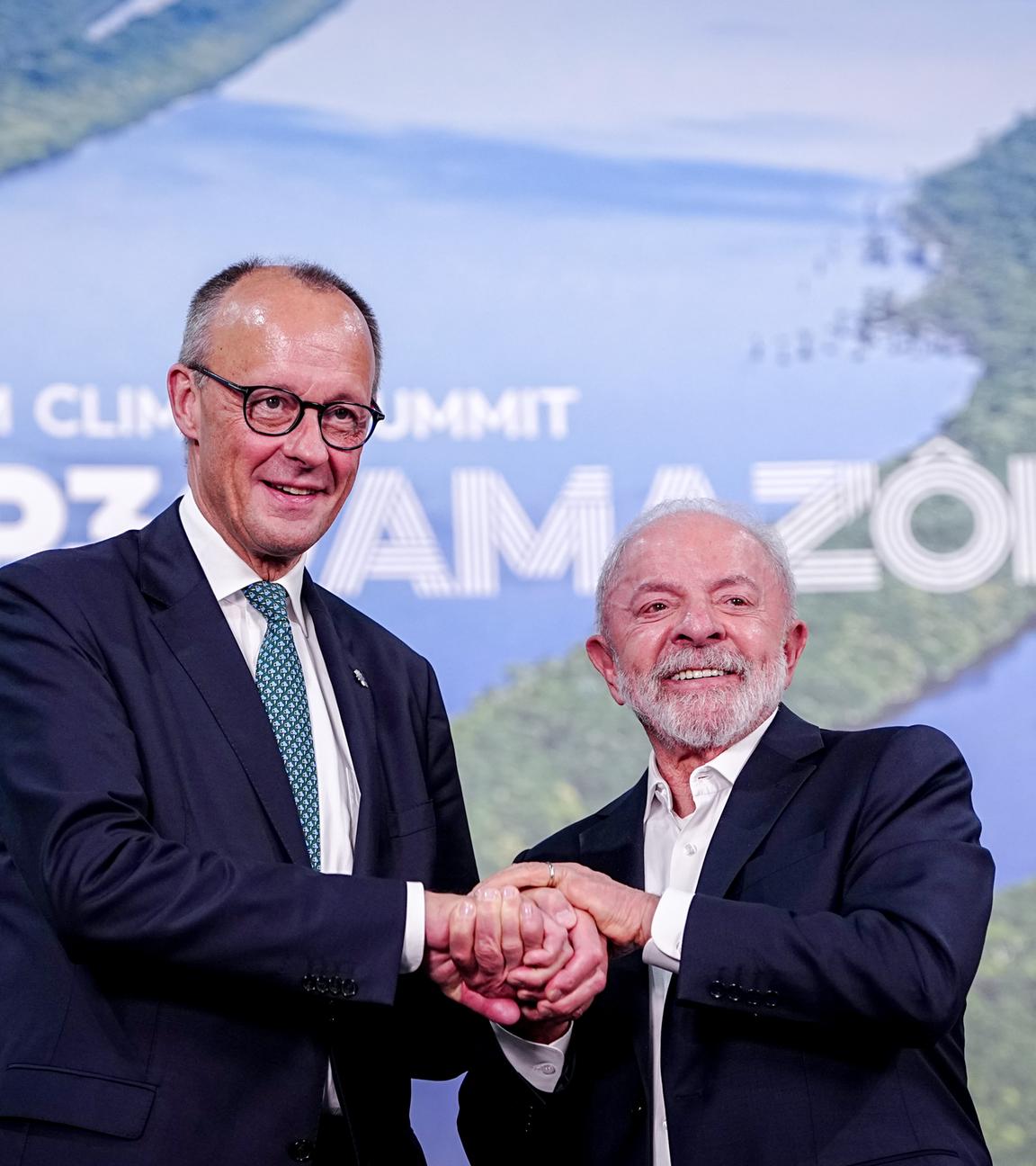 Bundeskanzler Friedrich Merz (CDU, l) trifft bei der Weltklimakonferenz COP30 Luiz Inacio Lula da Silva, Präsident von Brasilien, zu einem Gespräch.