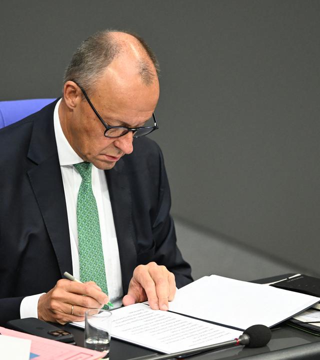  Bundeskanzler Friedrich Merz (CDU) im Plenum des Deutschen Bundestages.