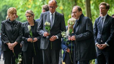 Bundeskanzler Friedrich Merz (M, CDU), Alexander Dobrindt (2.v.r, CSU), Bundesinnenminister, Stefanie Hubig (2.v.l, SPD), Bundesministerin der Justiz und für Verbraucherschutz, und Karin Prien (l, CDU), Bundesministerin für Bildung, Familie, Senioren, Frauen und Jugend, tragen Blumen, als sie den Tiergarten besuchen, nachdem in der Nähe beim Christopher Street Day am Vortag ein Auto am Rande der Großveranstaltung in eine Menschenmenge gefahren war.