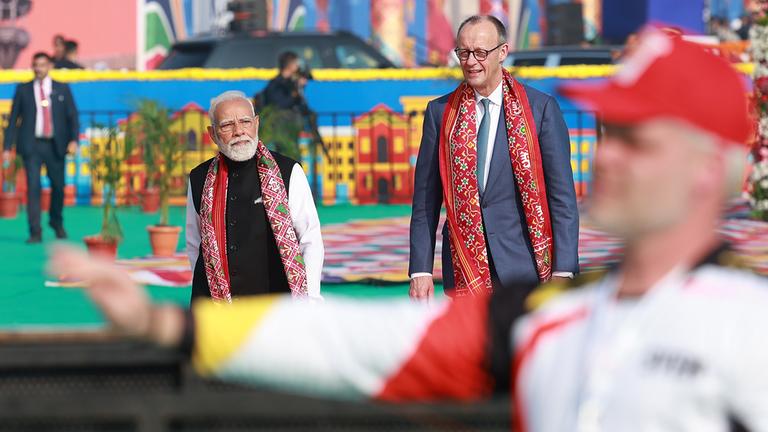Bundeskanzler Friedrich Merz und der indische Ministerpräsident Modi in Ahmedabad.