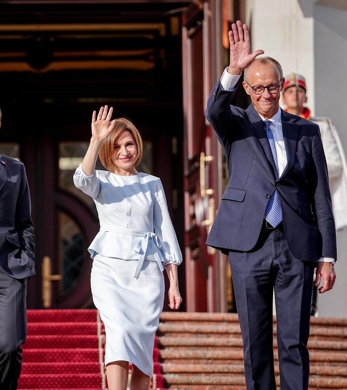 Donald Tusk, Emmanuel Macron, Maia Sandu, Präsidentin der Republik Moldau, und Bundeskanzler Friedrich Merz, kommen vor dem Präsidentenpalast für das Familienfoto zusammen.