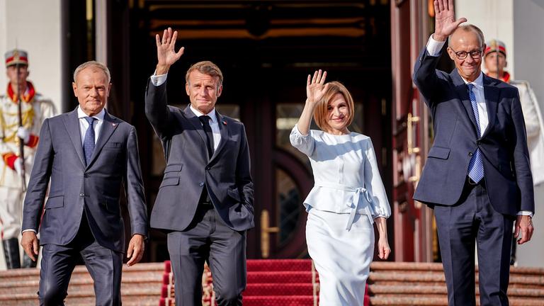 Donald Tusk, Emmanuel Macron, Maia Sandu, Präsidentin der Republik Moldau, und Bundeskanzler Friedrich Merz, kommen vor dem Präsidentenpalast für das Familienfoto zusammen.