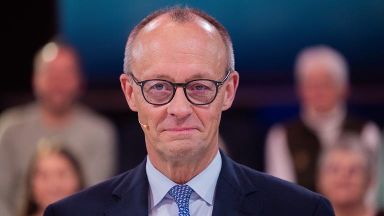 Friedrich Merz vor Zuschauern