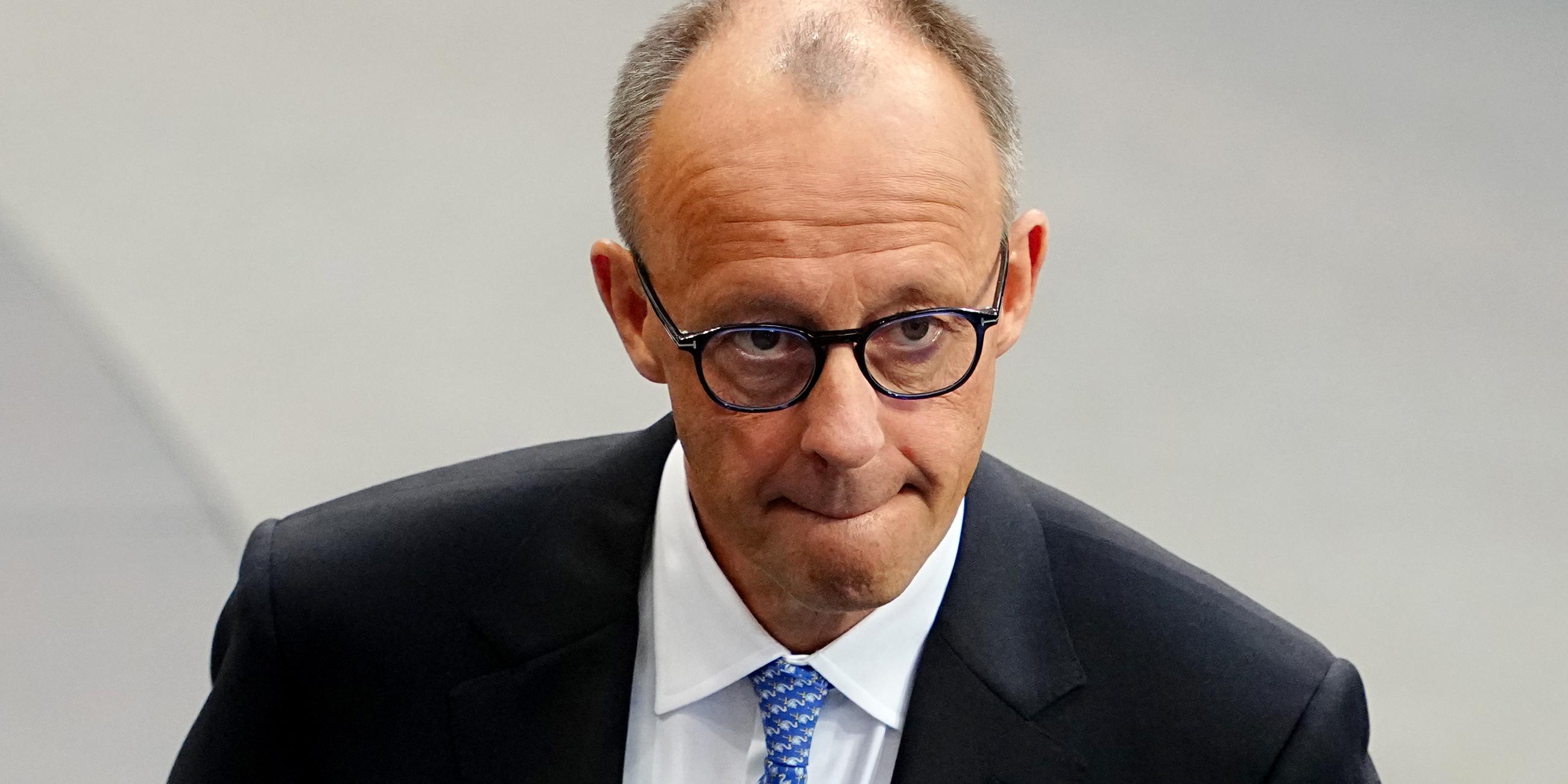 Berlin: Der designierte Bundeskanzler Friedrich Merz (CDU) steht im Bundestag bei der Kanzlerwahl.