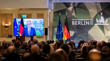 Bundeskanzler Friedrich Merz (CDU) ist bei der Bundeswehrtagung 2025 in einer Videoansprache zu sehen. 