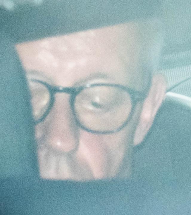 Bundespräsident Friedrich Merz wird in seiner Limousine abgelichtet.