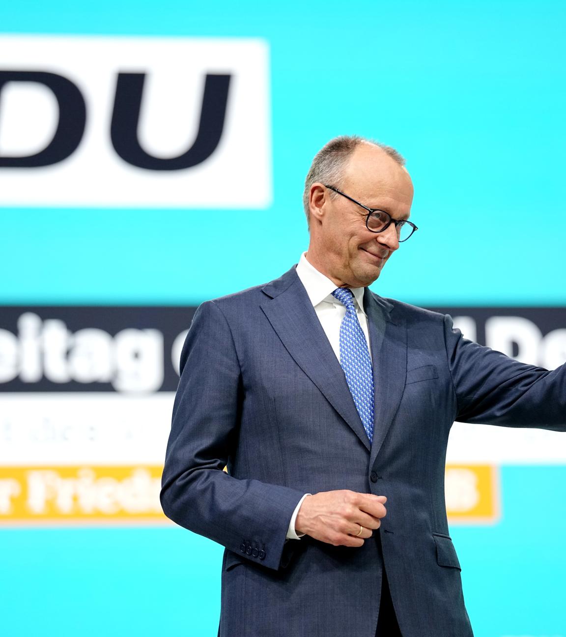 20.02.2026, Baden-Württemberg, Stuttgart: Bundeskanzler Friedrich Merz, CDU-Parteivorsitzender, winkt nach seiner Rede beim CDU-Bundesparteitag den Delegierten zu.