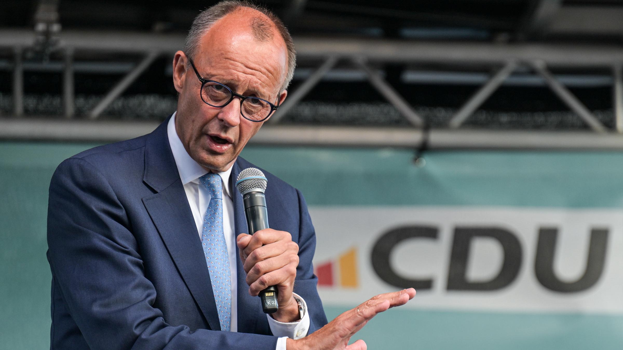 Friedrich Merz, Bundesvorsitzender der CDU, spricht auf einer Wahlkampfveranstaltung in Erfurt.