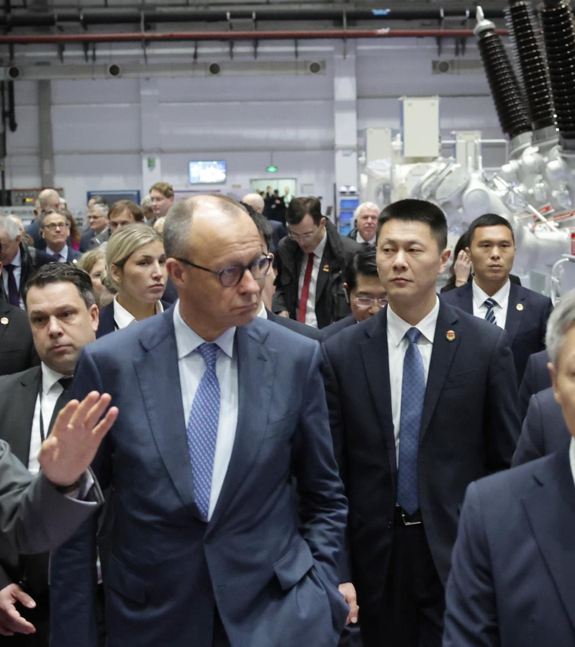Bundeskanzler Friedrich Merz in der Halle der Siemens Energy.