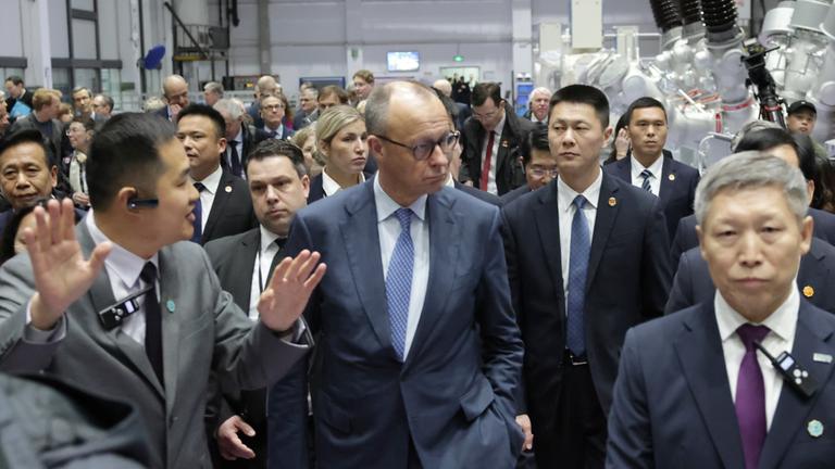 Bundeskanzler Friedrich Merz in der Halle der Siemens Energy.