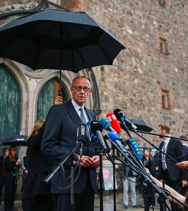 Friedrich Merz gibt am 26. Juli 2026 vor der St.-Marien-Kirche eine Erklärung ab.