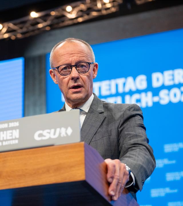 Bundeskanzler Friedrich Merz (CDU) hält während des CSU-Parteitags in München eine Rede. 