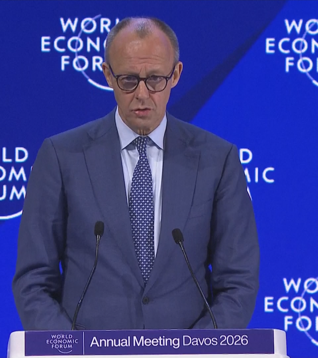Friedrich Merz vor blauem Hintergrund am Rednerpult in Davos