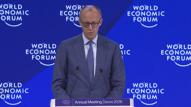 Friedrich Merz vor blauem Hintergrund am Rednerpult in Davos