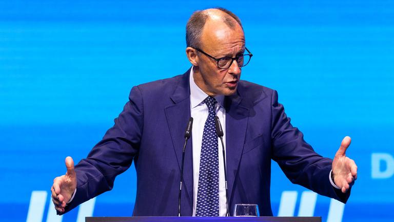 Bundeskanzler Friedrich Merz spricht beim Deutschlandtag der Jungen Union in Ditfurth.