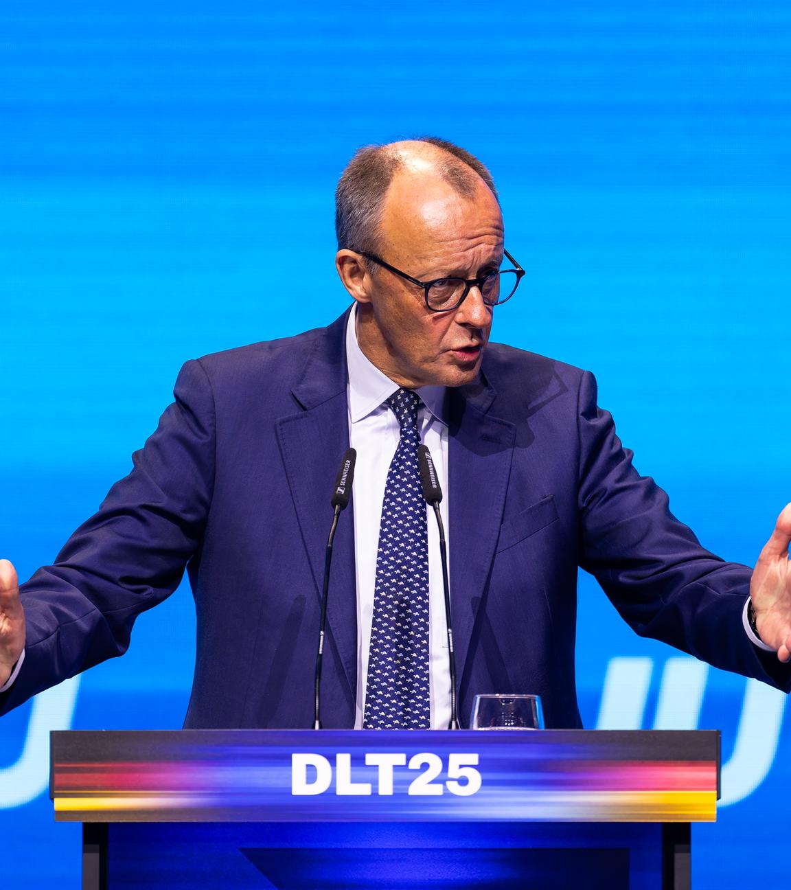 Friedrich Merz gestikuliert bei seiner Rede beim Deutschlandtag der Jungen Union.