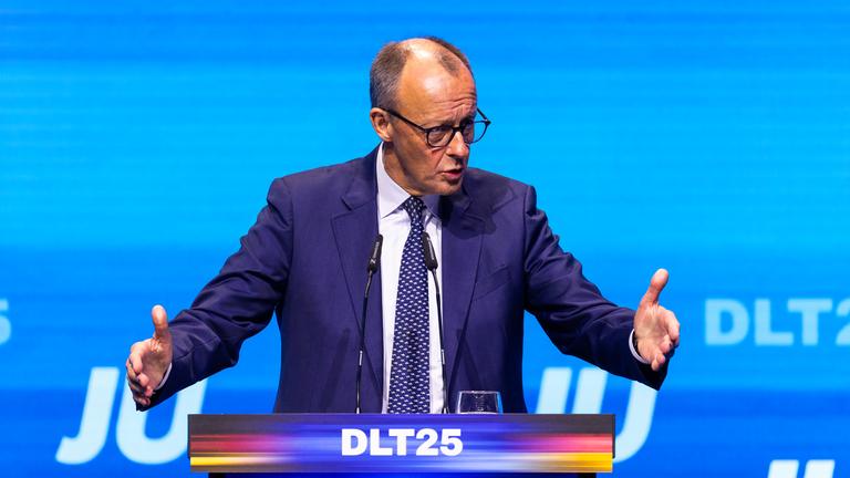 Friedrich Merz gestikuliert bei seiner Rede beim Deutschlandtag der Jungen Union.