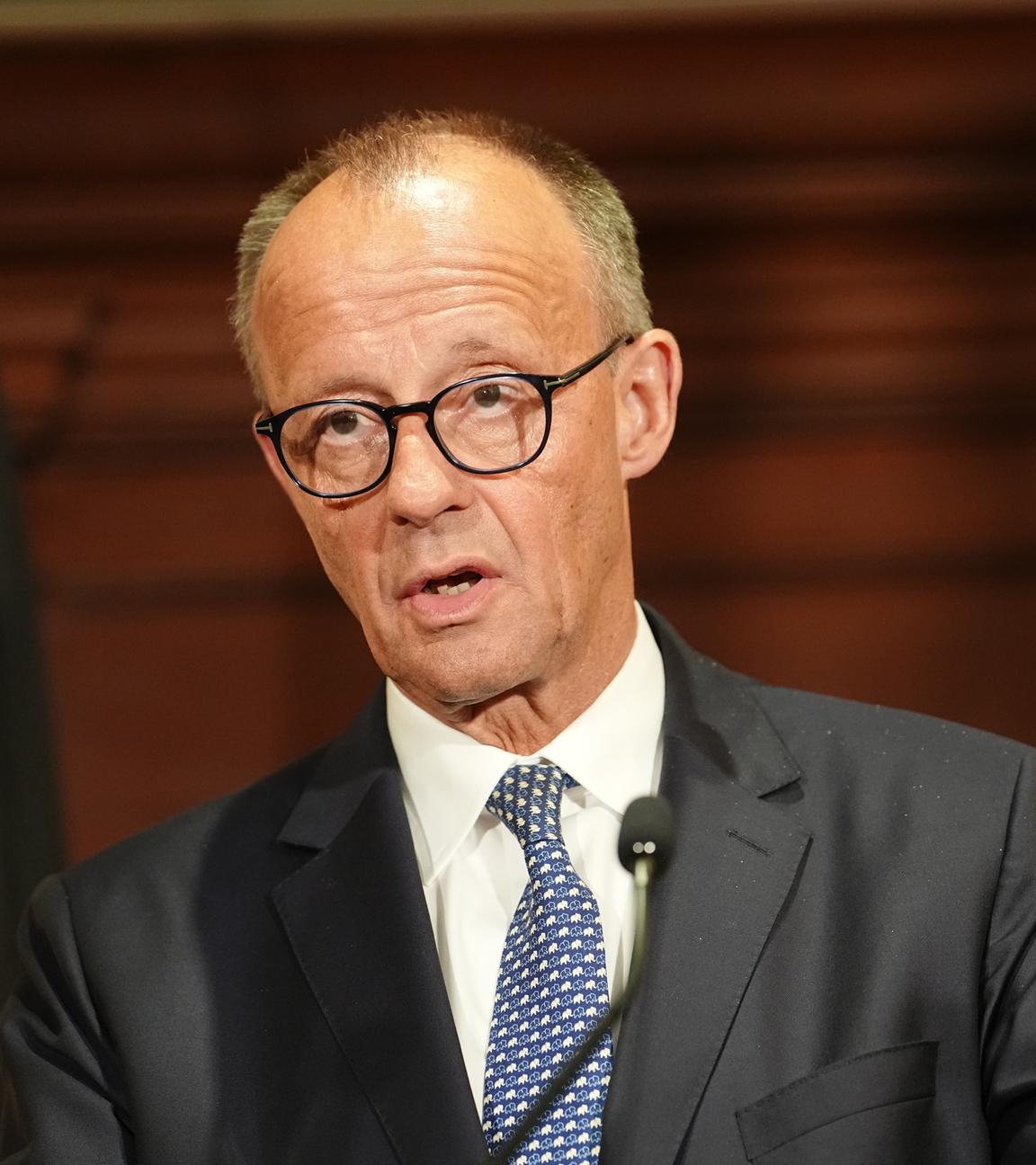Bundeskanzler Merz vor einem Podest