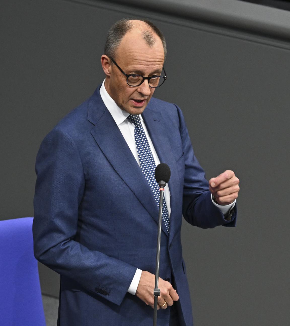 Bundeskanzler Friedrich Merz beantwortet im Bundestag in Berlin Fragen, 17. Dezember 2025.