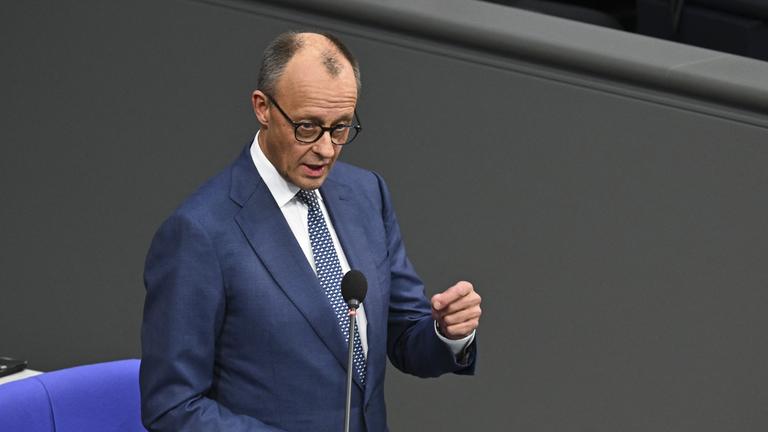 Bundeskanzler Friedrich Merz beantwortet im Bundestag in Berlin Fragen, 17. Dezember 2025.