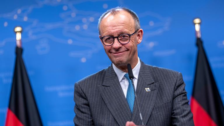 Bundeskanzler Friedrich Merz (CDU) spricht bei der Pressekonferenz nach dem EU-Gipfel.