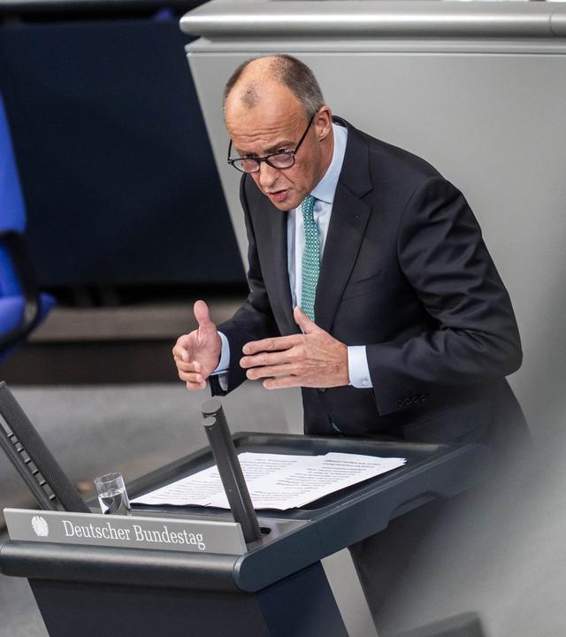 Bundeskanzler Friedrich Merz (CDU) spricht im Plenarsaal im Bundestag bei einer Regierungserklärung vor dem EU-Gipfel, dem Europäischen Rat.